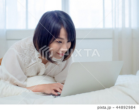 ベッドでパソコンを操作する女性 ベッドでパソコンを操作する女性 44892984