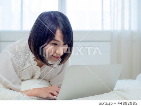ベッドでパソコンを操作する女性 ベッドでパソコンを操作する女性 44892985