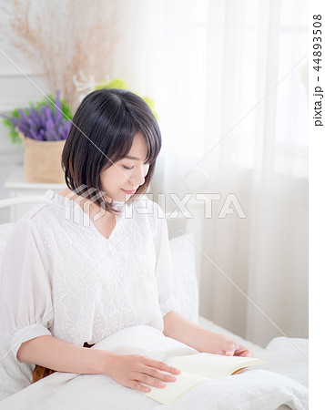 リラックス　ライフスタイル　女性イメージ 44893508