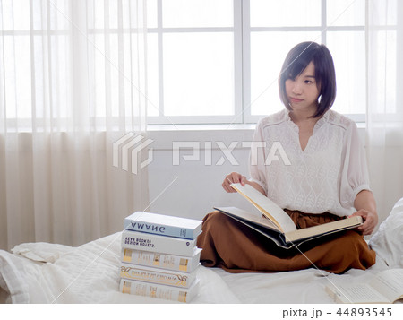 リラックス　ライフスタイル　女性イメージ 44893545