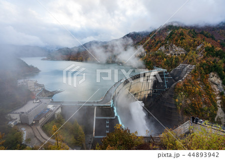 富山県　秋雨の黒部ダム 44893942