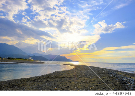 ヒスイ海岸の夕暮れ 44897943