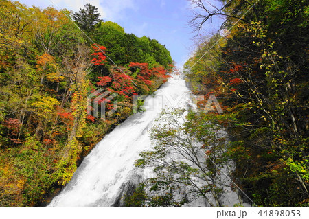 10月 日光146湯滝の紅葉の写真素材