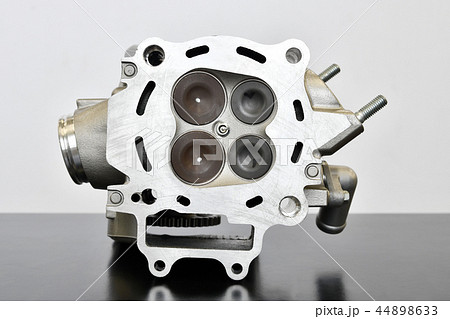 バイクエンジンのシリンダーヘッド バイクエンジンのシリンダーヘッド 44898633