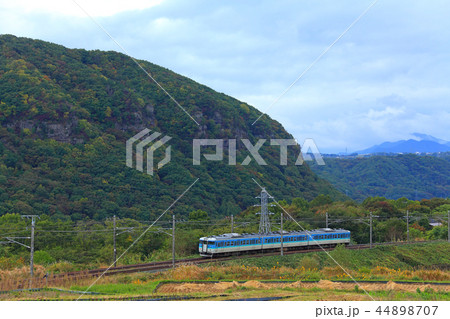 山間部に轟音を響かせて通過するしなの鉄道115系長野色 山間部に轟音を響かせて通過するしなの鉄道115系長野色 44898707