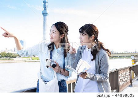 観光 女子旅 東京スカイツリーの写真素材