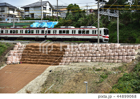 線路側面崖崩れを大型土嚢で仮復旧 44899068
