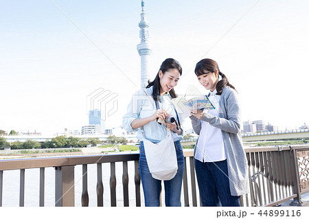 観光 女子旅 東京スカイツリーの写真素材