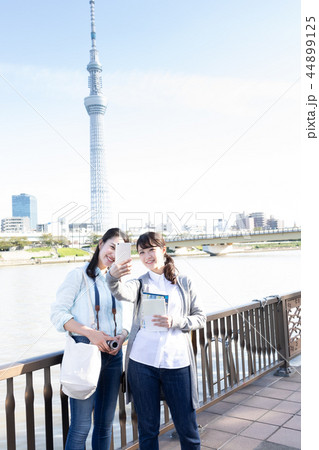 観光 女子旅 東京スカイツリーの写真素材