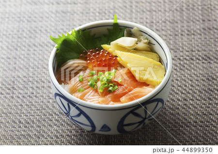 イクラとサーモンの親子丼1 44899350
