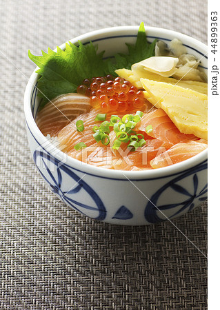 イクラとサーモンの親子丼5 44899363