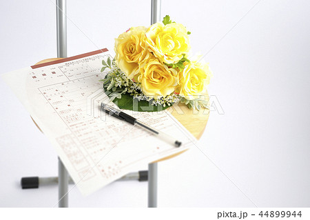 ブーケと婚姻届け 44899944