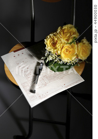 婚姻届けとブーケ 婚姻届けとブーケ 44900030