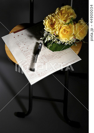 婚姻届けとブーケ 44900034