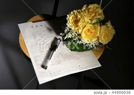 婚姻届けとブーケ 44900036