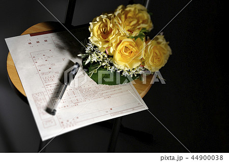 婚姻届けとブーケ 44900038