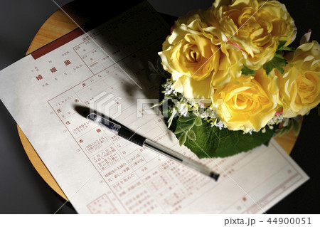 婚姻届けとブーケ 婚姻届けとブーケ 44900051