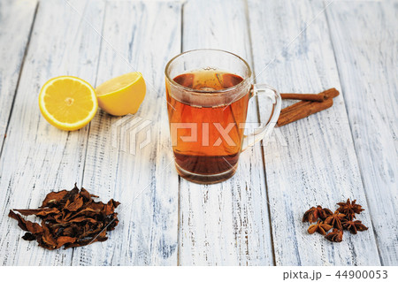 tea, cinnamon sticks, star anise and orange 44900053