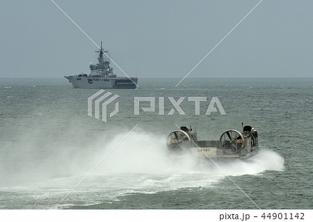 エア・クッション型揚陸艇「LCAC」と輸送艦「おおすみ」 44901142