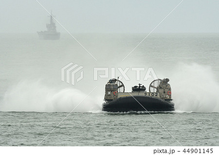 エア・クッション型揚陸艇「LCAC」と輸送艦「おおすみ」 44901145