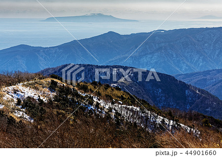 箱根・明神ヶ岳から見る明星ヶ岳への稜線と伊豆大島・三宅島 44901660