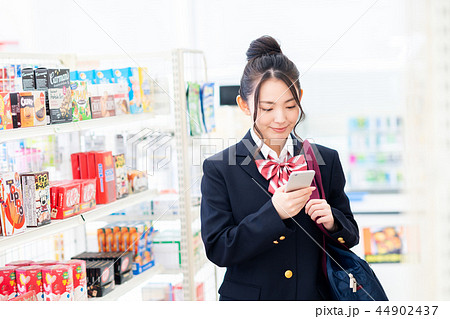 コンビニ（女子高生） 44902437