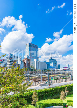 秋晴れの品川インターシティー周辺の都市風景 44903111