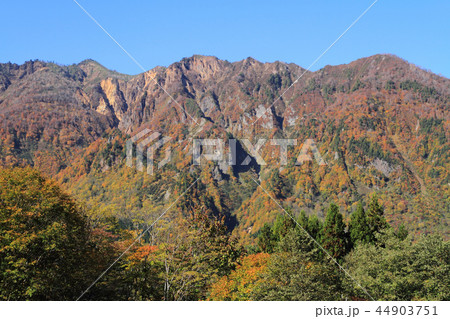 秋山郷の秋 上野原 のよさの里から望む鳥甲山 44903751