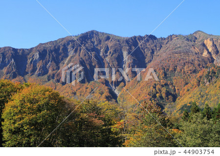 秋山郷の秋 上野原 のよさの里から望む鳥甲山 44903754