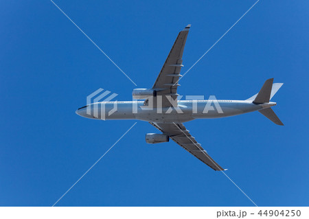 飛行機の離陸 44904250