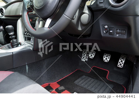 マニュアル車の運転席の写真素材