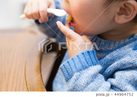 ごはんを食べる子供 ごはんを食べる子供 44904752