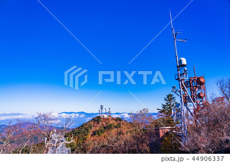 （山梨県）紅葉の三ツ峠山　山頂の通信アンテナ 44906337