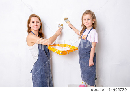 Repair in the apartment. Happy family paints wall 44906729
