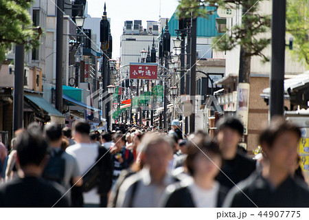 小町通りの人混みの写真素材