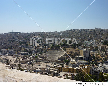 ローマ劇場とアンマン市内 44907940