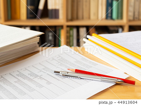 表計算　本棚　山積みの資料　報告書作成　研究　自己啓発　データ　統計　数字 44913604