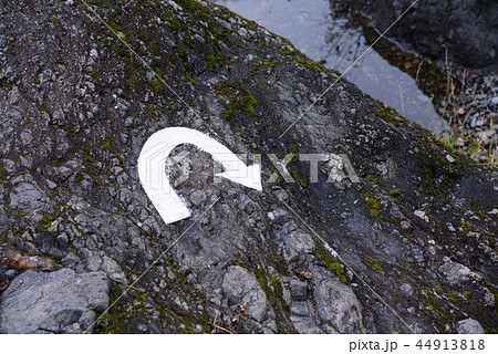 岩場の矢印 44913818