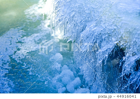 氷結しながら流れ落ちる噴水の水 氷結しながら流れ落ちる噴水の水 44916041