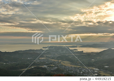 重苦しい気配の下界 44919215