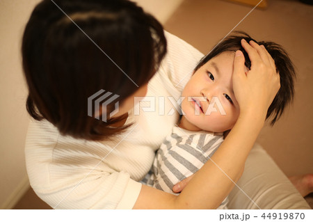 熱を出す男の子 熱を出す男の子 44919870