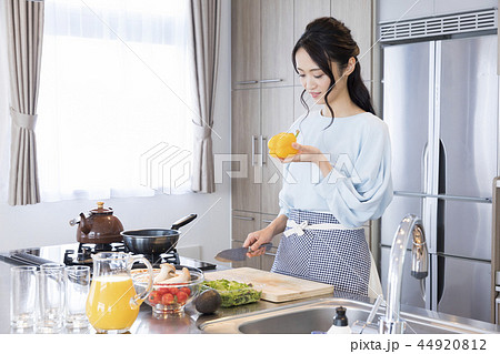 調理する女性 調理する女性 44920812