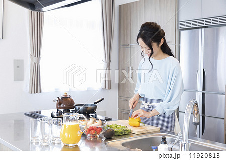 調理する女性 調理する女性 44920813