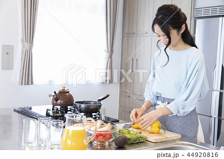 調理する女性 調理する女性 44920816