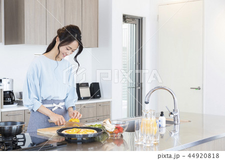 調理する女性 調理する女性 44920818