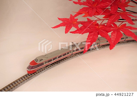 【鉄道模型】紅葉とロマンスカーLSE_横 44921227