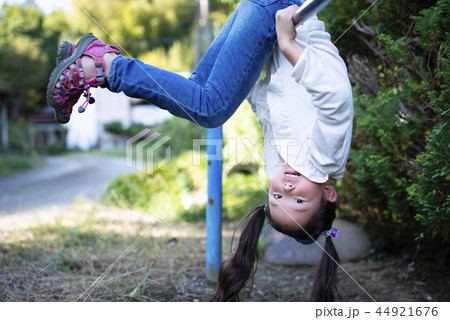 鉄棒で遊ぶ女の子 44921676