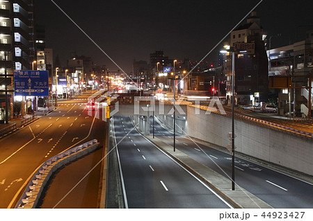 夜の南蒲田交差点とアンダーパス 44923427