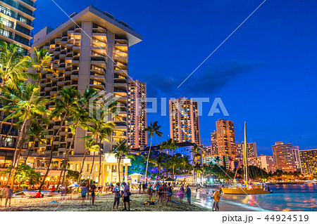 《ハワイ》ワイキキビーチ・トワイライト夜景 44924519