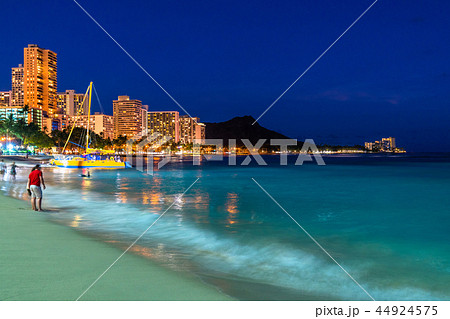 《ハワイ》ワイキキビーチ・トワイライト夜景 44924575
